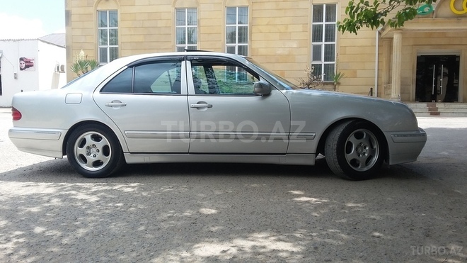 Mercedes E 240 2000, 220,320 km - 2.4 l - Bakı
