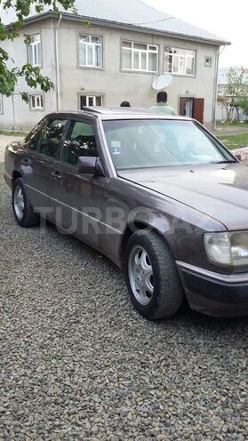 Mercedes E 220 1992, 125,654 km - 2.2 l - Masallı
