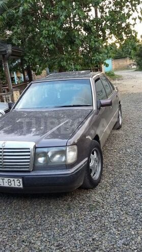 Mercedes E 220 1992, 125,654 km - 2.2 l - Masallı