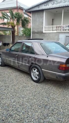 Mercedes E 220 1992, 125,654 km - 2.2 l - Masallı