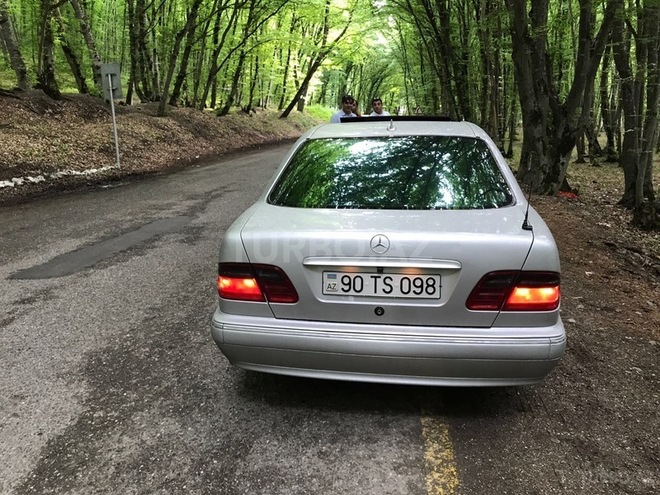 Mercedes E 270 2001, 290,000 km - 2.7 l - Bakı