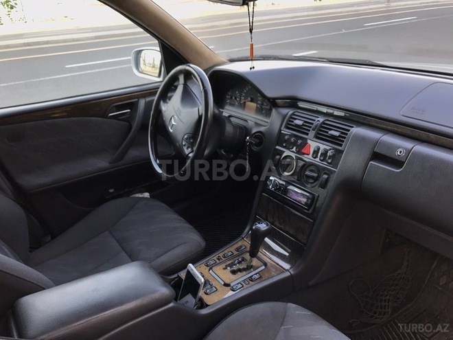 Mercedes E 270 2001, 290,000 km - 2.7 l - Bakı