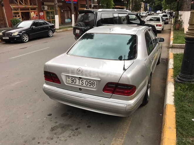 Mercedes E 270 2001, 290,000 km - 2.7 l - Bakı