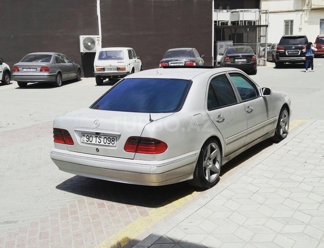 Mercedes E 270 2001, 290,000 km - 2.7 l - Bakı