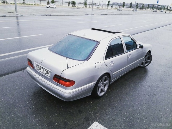 Mercedes E 270 2001, 290,000 km - 2.7 l - Bakı