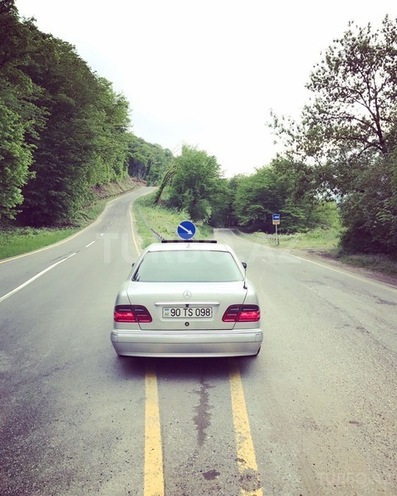 Mercedes E 270 2001, 290,000 km - 2.7 l - Bakı