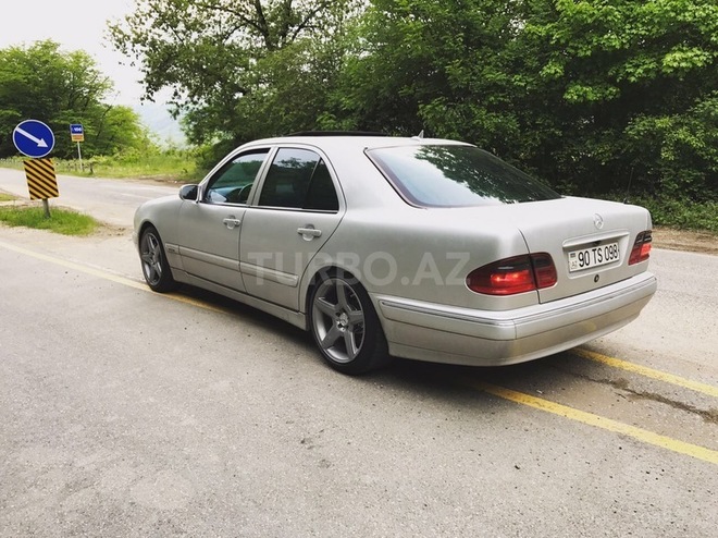 Mercedes E 270 2001, 290,000 km - 2.7 l - Bakı