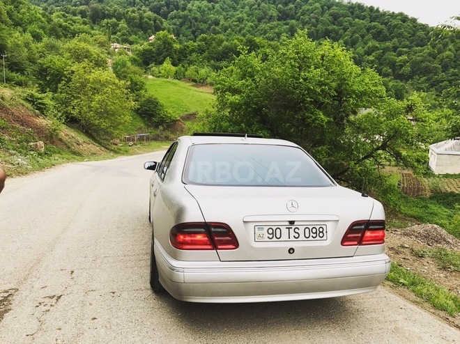 Mercedes E 270 2001, 290,000 km - 2.7 l - Bakı
