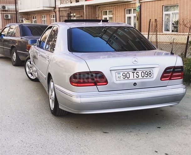 Mercedes E 270 2001, 290,000 km - 2.7 l - Bakı