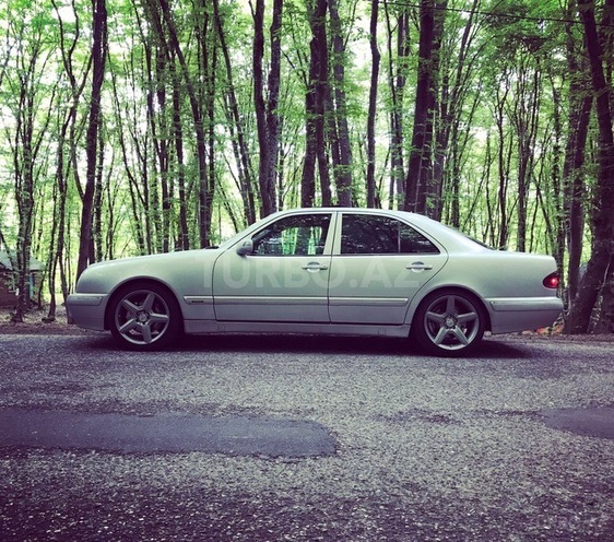 Mercedes E 270 2001, 290,000 km - 2.7 l - Bakı