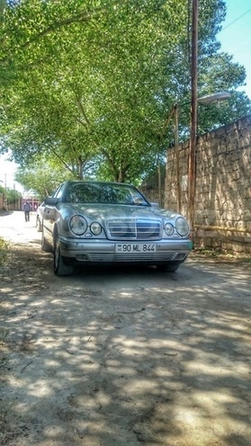 Mercedes E 240 1999, 239,000 km - 2.4 l - Bakı