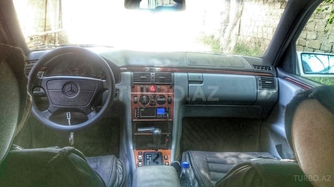 Mercedes E 240 1999, 239,000 km - 2.4 l - Bakı
