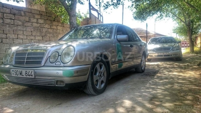 Mercedes E 240 1999, 239,000 km - 2.4 l - Bakı