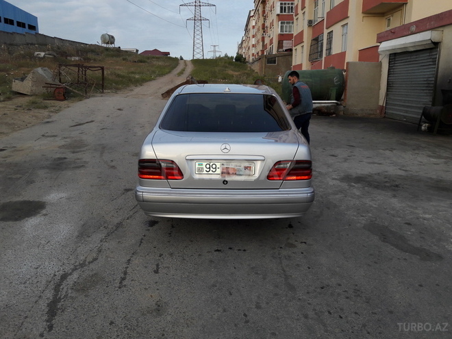 Mercedes E 220 2000, 250,000 km - 2.2 l - Bakı