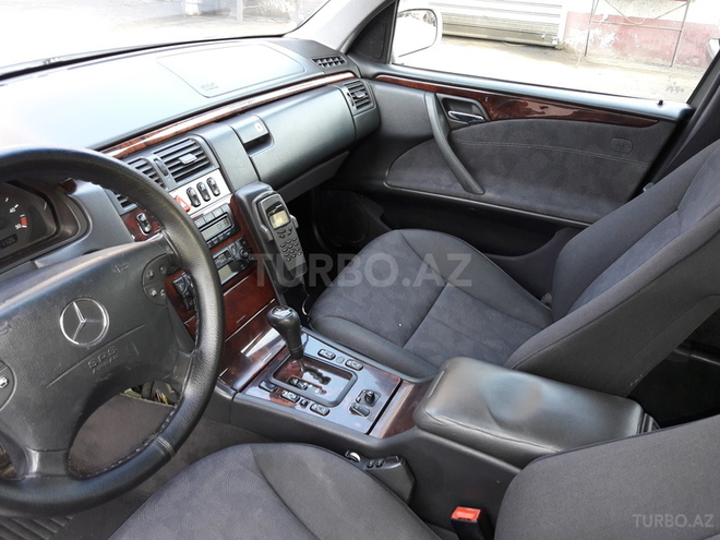 Mercedes E 220 2000, 250,000 km - 2.2 l - Bakı