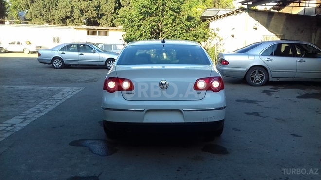 Volkswagen Passat 2006, 195,680 km - 2.0 l - Gəncə
