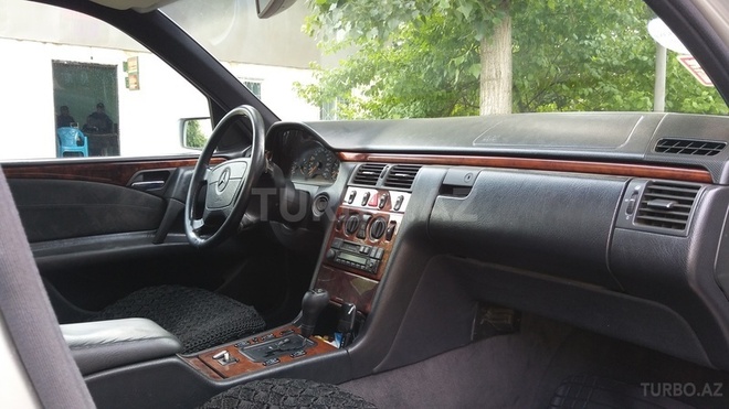 Mercedes E 260 1998, 267,300 km - 2.4 l - Bakı