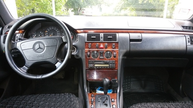 Mercedes E 260 1998, 267,300 km - 2.4 l - Bakı