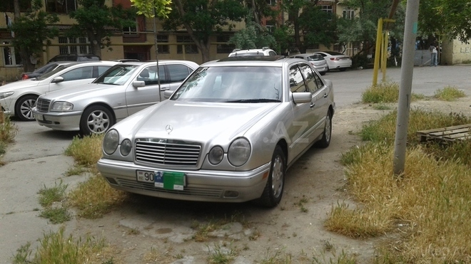 Mercedes E 320 1999, 194,000 km - 3.2 l - Bakı