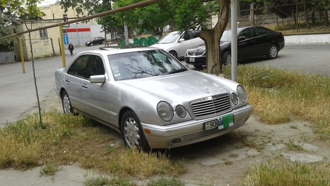 Mercedes E 320 1999, 194,000 km - 3.2 l - Bakı