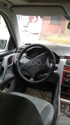Mercedes E 320 1999, 194,000 km - 3.2 l - Bakı