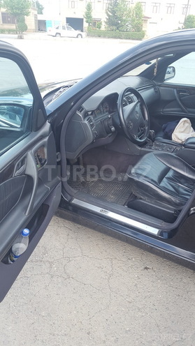 Mercedes E 320 2001, 29,000 km - 3.2 л - Yevlax