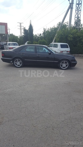 Mercedes E 320 2001, 29,000 km - 3.2 л - Yevlax