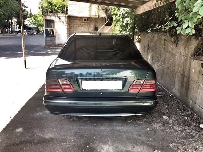 Mercedes E 220 2000, 240,000 km - 2.2 л - Bakı