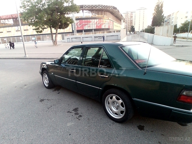 Mercedes E 280 1993, 225,563 km - 2.8 l - Bakı