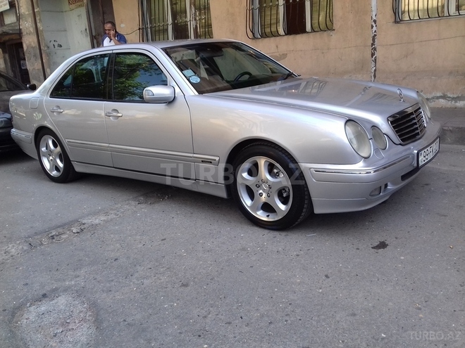 Mercedes E 220 2001, 235,000 km - 2.2 l - Bakı