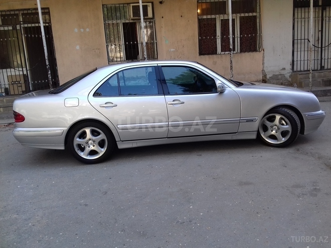 Mercedes E 220 2001, 235,000 km - 2.2 l - Bakı