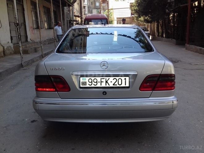 Mercedes E 220 2001, 235,000 km - 2.2 l - Bakı
