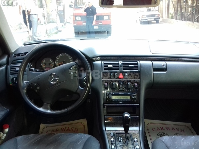 Mercedes E 220 2001, 235,000 km - 2.2 l - Bakı