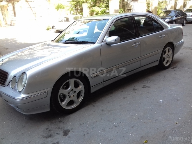 Mercedes E 220 2001, 235,000 km - 2.2 l - Bakı