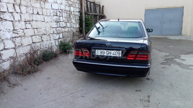 Mercedes E 270 2001, 215,000 km - 2.7 l - Bakı