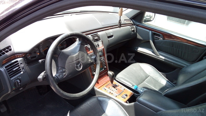 Mercedes E 270 2001, 215,000 km - 2.7 l - Bakı