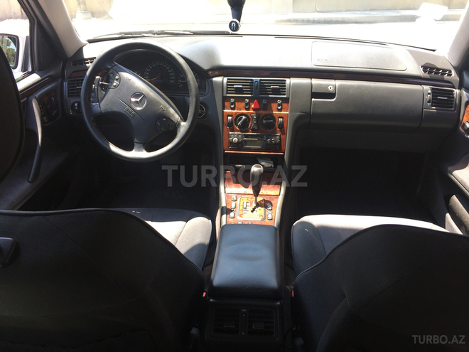 Mercedes E 240 2001, 213,244 km - 2.6 l - Bakı