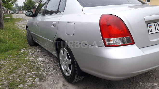 Hyundai Elantra 2003, 185,500 km - 2.0 l - Salyan