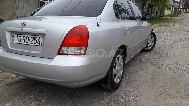 Hyundai Elantra 2003, 185,500 km - 2.0 l - Salyan