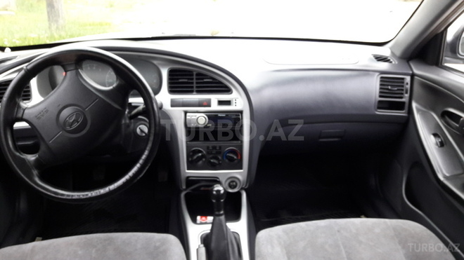 Hyundai Elantra 2003, 185,500 km - 2.0 l - Salyan