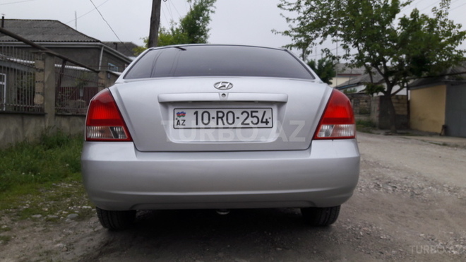 Hyundai Elantra 2003, 185,500 km - 2.0 l - Salyan