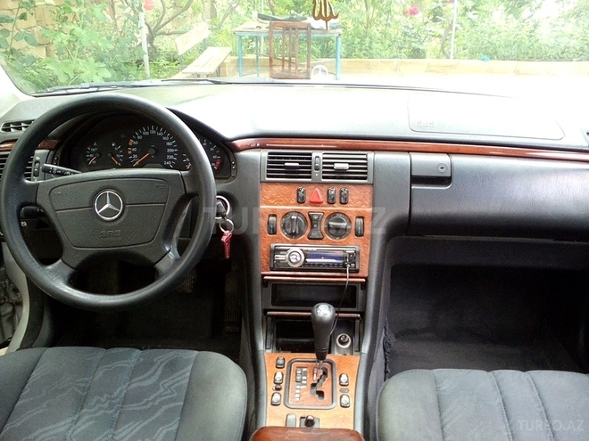 Mercedes E 240 1999, 300,000 km - 2.4 l - Bakı