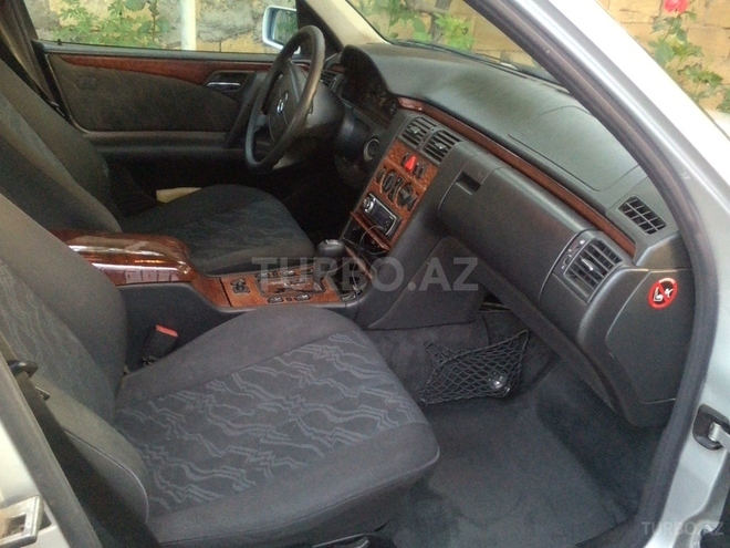 Mercedes E 240 1999, 300,000 km - 2.4 l - Bakı
