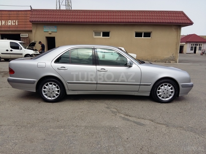Mercedes E 220 2001, 266,000 km - 2.2 l - Bakı
