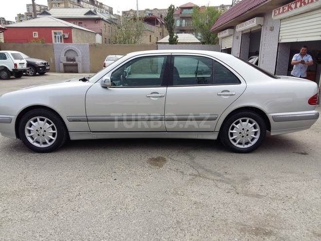 Mercedes E 220 2001, 26,600 km - 2.2 l - Bakı