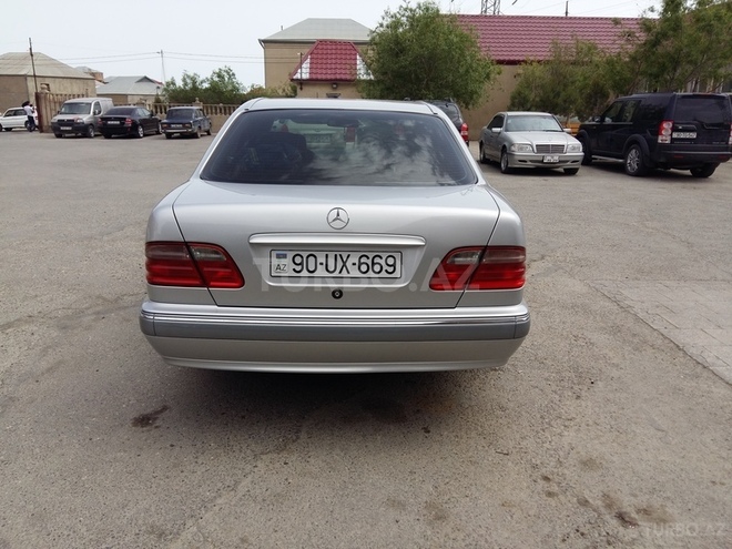 Mercedes E 220 2001, 26,600 km - 2.2 l - Bakı