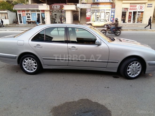 Mercedes E 220 2001, 26,600 km - 2.2 l - Bakı