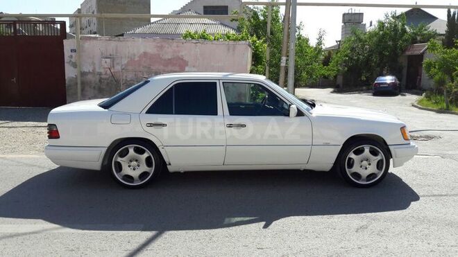 Mercedes E 220 1993, 395,367 km - 2.2 l - Bakı