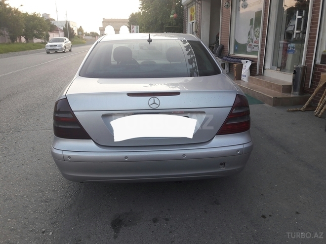 Mercedes E 220 2005, 330,000 km - 2.2 l - Quba