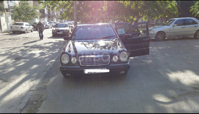 Mercedes E 240 1999, 297,000 km - 2.6 л - Bakı